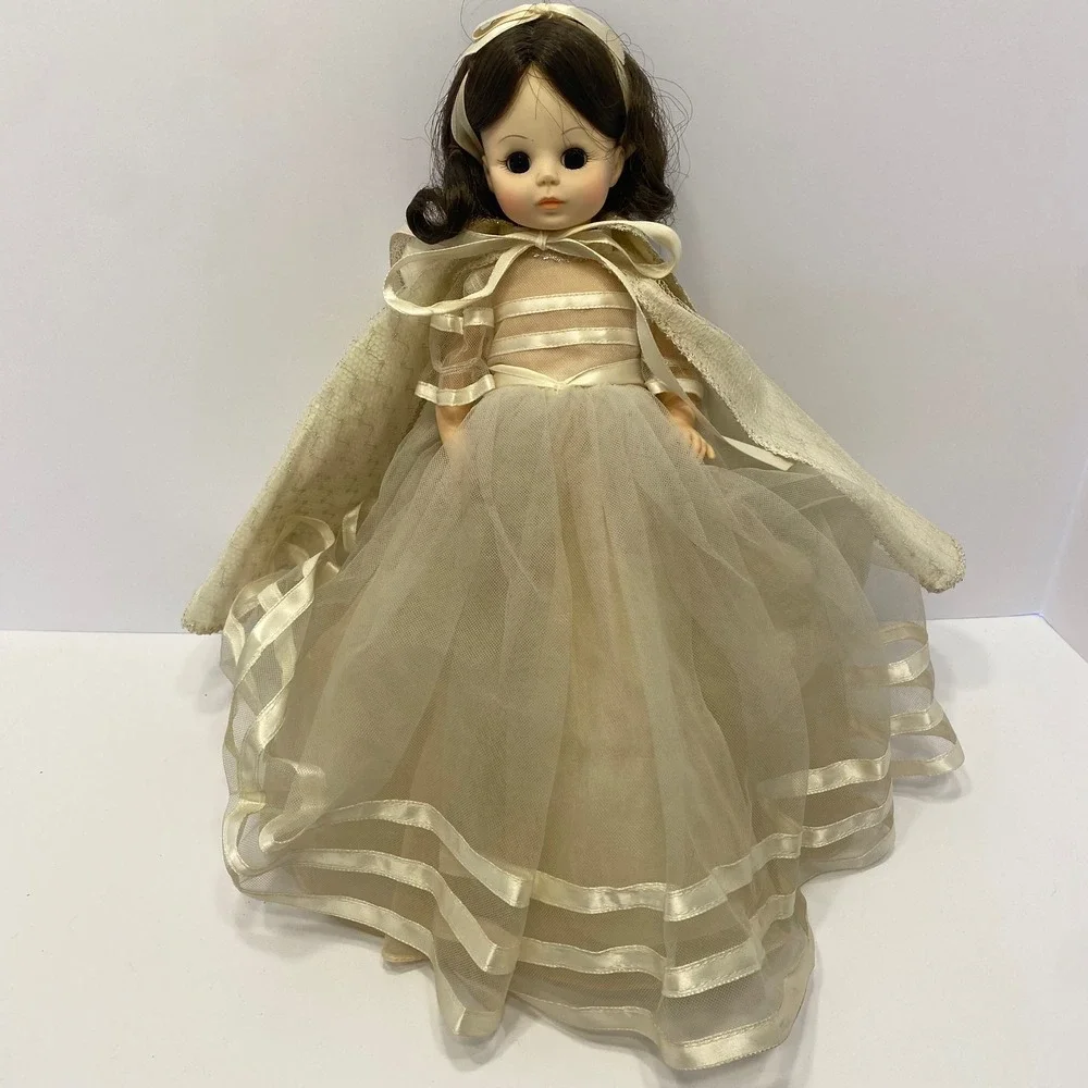 Madame Alexander Snow White Doll Cream Vintage Sleep Eyes Cape
